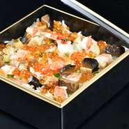 ランチタイムに好評を博しているメニュー。定番のイクラとエビに季節のネタを合わせた、彩り豊かなちらしです。ふたを開けた時に驚いてもらえるよう、見た目も重視して仕上げられています。小鉢、お椀、デザート付。