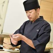 丁寧な仕事を心掛けているという滝口氏。お客様との会話も、場の雰囲気から邪魔になると思えば控えるそうです。「美味しい鮨を味わってもらう」ことを第一に据えて日々努めている気配りの人。