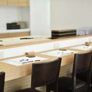 人生を知り尽くした大人が似合う鮨店。年配のご夫婦が記念日のお祝いに訪れたり、子どもを連れて来たりというように、長く通いたくなる店です。もちろん近隣で働く方や接待にもふさわしい隠れ家。