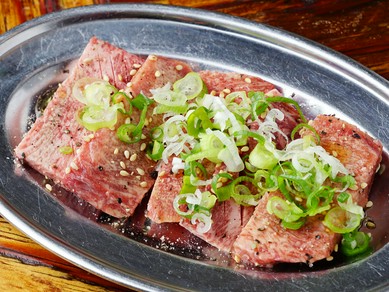 その柔らかい食感の秘密は、一工夫の隠し包丁にあり。塩でもタレでも味わえる『やばタンっ』