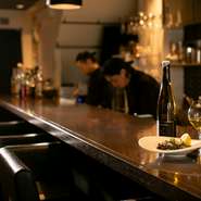 オープンキッチンを擁するシックな空間
15:00オープンなのでアペリティフ使いや遅めのランチ、早めのディナーなどでの利用も好評。ディナータイムはもちろん、遅い時間帯は2軒目のバー利用でもお使いいただけます。