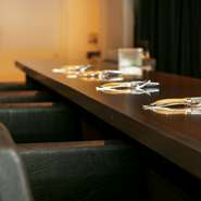 広々としたカウンター席は食事と会話を楽しむのにぴったりの空間。肩肘を張らない普段使いのデートから、少し特別な記念日やお誕生日、サプライズでのご利用にもおすすめです。