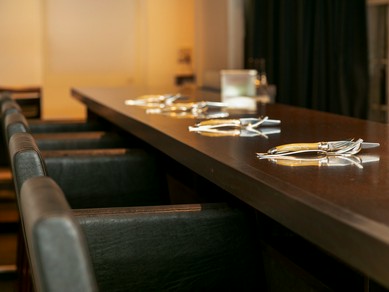 広々としたカウンターで語らいのひとときを