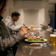 カウンターを中心にお席をご用意しておりますのでおひとり様のご利用も大歓迎です。ゆったりした空間で食事と酒をお楽しみください。