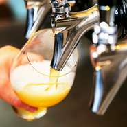 樽生クラフトビールを日替わりで３種類提供。
大瓶やバッグインボックスタイプのグラス売りも行なっております