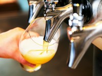 樽生クラフトビールを日替わりで３種類提供。
大瓶やバッグインボックスタイプのグラス売りも行なっております