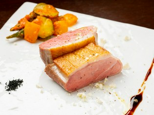 メインの肉料理は全てスペシャリテです