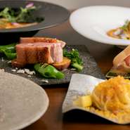 「肉」や「野菜」、「魚」など、食材は新鮮さにこだわり仕入れ。素材の季節感を大切に、その時おいしいものがあれば柔軟にメニューに取り入れるなど、多彩な味わいをお楽しみ頂けます。