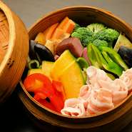 『夢の宝石箱』は新鮮な大和野菜や大和ポークをせいろ蒸しで味わうことができ、契約農家さんから届く「大和野菜」の素材の良さを感じられます。