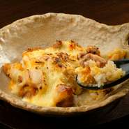 ガーリックライスに、トマトソースとチーズをたっぷり使い、オーブンでグリルしたしゅん坊オリジナルの洋風親子丼です。一風変わった親子丼を、ぜひ食べてみては。