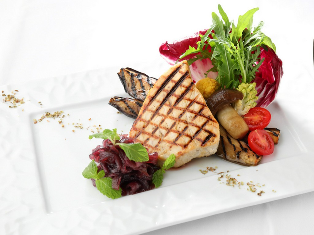 香ばしく焼いたメカジキ、甘酸っぱい赤玉ねぎが引き立てる『メカジキのオーブン焼き』