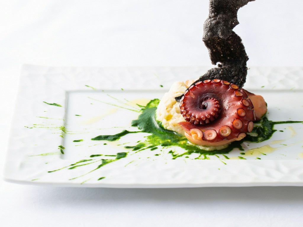 技を重ねて生む奥深い旨さ『燻製した真蛸とケイパー風味のじゃが芋ピューレ　青野のソース』