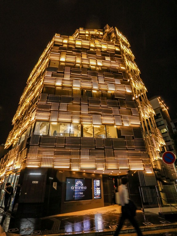 きらめくライトで幻想的なビル、その最上階のレストラン