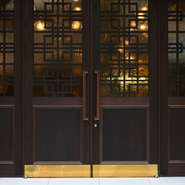 重厚感のある扉をくぐれば広がる、香港式飲茶を楽しめる空間