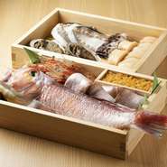 魚や野菜など、食材の鮮度や質には徹底してこだわり、納得できるものだけを厳選。さらに、そのポテンシャルを最大限に生かすべく、包丁などの道具も使い分け、切り方も工夫しているそうです。