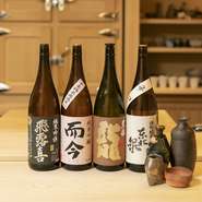“500万石”という米を使った、店主好みの日本酒を中心に、食中酒に適した日本酒を日本各地から取り寄せ、岡山であまり流通していないものなども積極的に揃えています。燗酒は岡山の地酒をセレクトしているそう。
