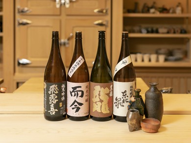 岡山を始め日本各地の、料理によく合う日本酒を品揃え