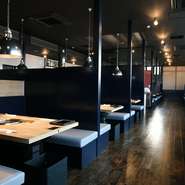 ブルーを基調としたモダンな店内はまるでカフェのよう。無煙ロースター設置でダクトもなく、広々と開放的な空間です。席はプライベートが保たれて会話もしやすい、4人または6人のボックスタイプです。