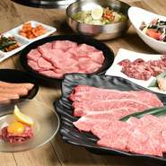 宴会には【神戸カグラ】の各種おすすめ料理を手ごろな価格で楽しめるコース料理が人気です。写真はユッケが入るひとり4500円のコースです。（写真は4人前、コース料理の注文は2名より）　