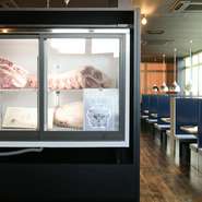 精肉店の経験豊かな担当者が、鹿児島、京都など全国各地のブランド黒毛和牛を直接仕入れ。一頭買いした牛肉は、専用冷蔵庫で保管し、安心・安全に提供しています。　