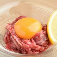 生肉ファンは要チェック。【神戸カグラ】は神戸市北区で「生食用食肉取扱者」に初認定されました。『ユッケ』では黒毛和牛本来の旨さをストレートに味わえます。
