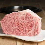 経験豊かな仕入担当者が競りに出向き、自らの目で確かめた素材を直接仕入れ。店長の金城氏が仕入れ担当として競りに出向くこともあるそうです。　