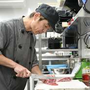 料理とサービスにより、ゲストが心から楽しく過ごせる時間を提供することに努めています。『ピリ辛漬けカルビ　チーズダレ』のような楽しいオリジナルメニューを今後も開発予定だそうです。乞うご期待！