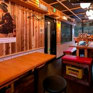 木の温もり感じる店内で楽しむ、セルフスタイル焼酎割り