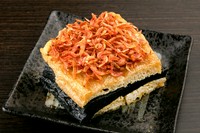 愛媛県から直送で届く「すり身」を使い、店内でかまぼこを手づくり。『シロ』は、魚本来の味を楽しむことができ、大人の『クロ』にはイカ墨が練りこんであります。（写真はクロです）