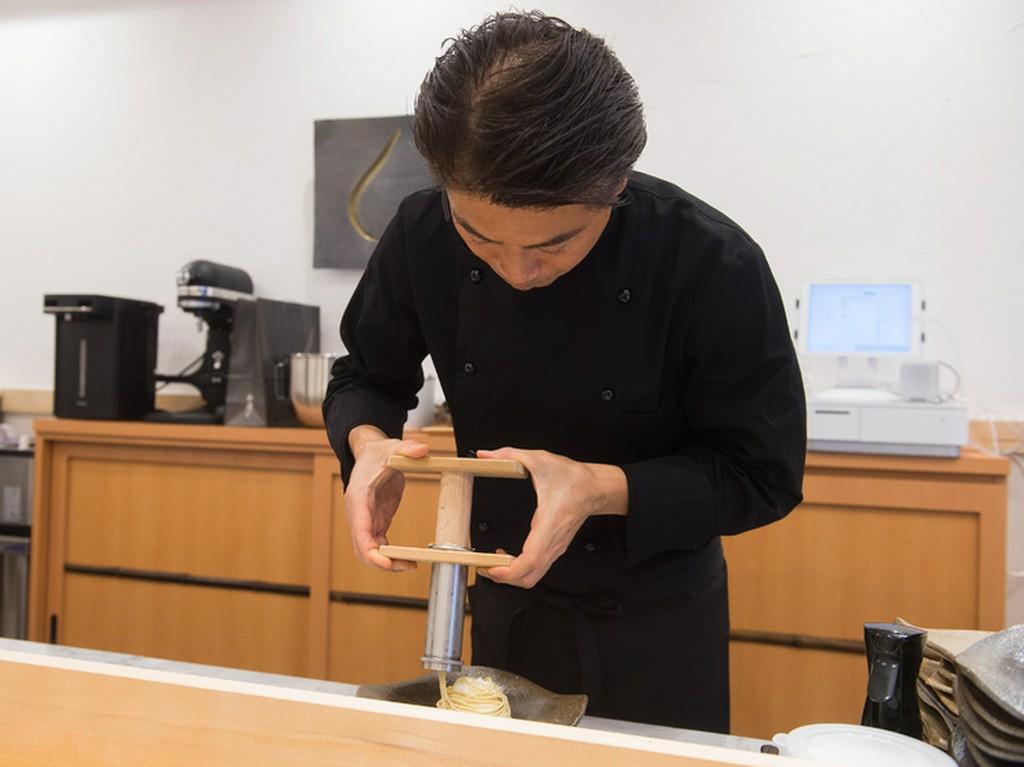 カウンターで供される、アシェットデセールの「極上モンブラン」