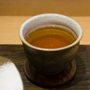 コーヒーは栗の繊細な後味を消してしまいますが、香り高いオリジナルのほうじ茶、希少な手摘み上煎茶は、栗の繊細な後味を残しつつも、口の中をリセットし、次の一口を更に美味しく感じさせてくれます。