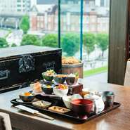 東京駅直結の「醍醐味」は日本家屋をイメージした和の趣ある店内で、本格的な会席料理を堪能できる和食店。移り行く季節を料理で演出したその時期にしか味わえない食の“醍醐味”をぜひ堪能下さい。