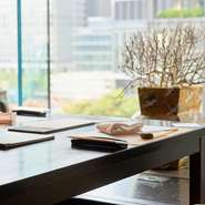 洗練された空間と季節ごとの美しい料理が、特別な席を華やかにプロデュース。心温まるスタッフの対応に緊張もほぐれて、最後まで穏やかで楽しい時間を過ごすことができます。