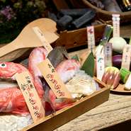 「その土地で採れた、そのとき旬の、新鮮な食材を素材本来の味そのままに」をコンセプトに紡がれる季節の料理。料理長の技と経験で、旬の素材が孤高の逸品へと昇華されます。その日の食材を使用した炉端焼きも絶品。