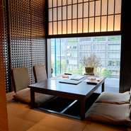 東京駅直結という立地にありながら、都会の喧騒を忘れさせてくれる【醍醐味】。黒を基調にした店内は、古民家風素材を使用した和モダンな雰囲気です。落ち着いた空間とあたたかなおもてなしで、心安らぐひとときを。