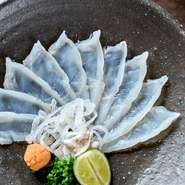 厳選された良質な魚介を使用しています。特に、ふぐとうなぎの料理は食通の方々からも絶品と評判です。素材の特性を知り尽くした料理長が腕を振るい、滋味に富んだ料理の数々を提供しています。