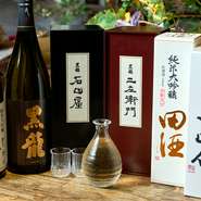 料理に合わせた多彩な日本酒が揃い、希少な銘柄も常備されています。日替わりでオススメの銘柄を一合から楽しむことができるため、日本酒好きな方にはぜひ訪れてみてほしい。