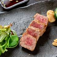 備長炭で焼き上げることで、外側は香ばしく、内側は驚くほどジューシーで柔らか。炭火の絶妙な焼き加減によって、肉の繊維がとろけるような食感を生み出します。ふらの和牛本来の旨みを閉じ込めた逸品。