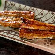 厳選したうなぎを使い、継足しダレをたっぷり絡めて、備長炭で焼き上げます。炭火で焼くことで際立つ、香ばしい風味とふっくらとした食感。『白焼き』や『うな重』『ひつまぶし』なども用意されています。