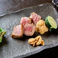 備長炭を使いじっくりと焼き上げることで、牛肉の素材本来の旨みを最大限に引き出します。備長炭の遠赤外線効果により、外は香ばしく、中はジューシーに。食べるたびに、深い満足感を得られます。