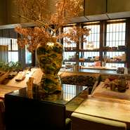 【醍醐味】では、炉端焼きも楽しめます。特にオススメなのは、数量限定の新鮮食材。限定メニューはその日の仕入れや旬の素材に応じて変わるため、訪れる度に違った楽しみがあります。