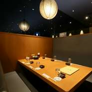 和モダンの内装が落ち着いた雰囲気を醸し出し、心地よい時間を過ごせます。画像の半個室は4～6名で利用できる半個室。開放感がありながらも、適度にプライバシーが守られるので、接待にオススメです。