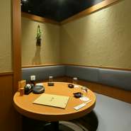 ベンチシートが丸いテーブルを囲む、小さな半個室もあります。3名まで利用可能なので、デートで使えば、より親密度が増しそう。また、少人数の女子会などにもぴったりです。