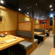 ゲストのニーズにすぐ応えられるよう、しっかり目を配ることを意識。また、食材について尋ねられるケースが多いということで、スタッフ全員きちんと説明できるよう、しっかりリサーチして接客に臨んでいます。