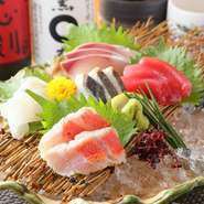 その日に入った旬の鮮魚のうち、厳選した５種類を3貫ずつ丁寧に盛り付けています。見た目も意識して一盛りにしているので、目でも舌でも楽しめます。