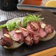 一度も冷凍していない牛タンを厚切りにして、表面を直火で炙り、230度のオーブンでじっくり焼き上げています。1人前120gとボリュームたっぷり。レモンとガーリックソース、2種類の味わいで楽しめます。