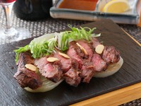 芯は美しいピンク色でジューシー。旨味と肉汁、コリコリとした食感を楽しめる『厚切り牛タンステーキ』