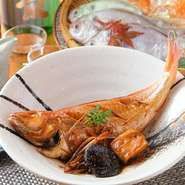 母親の料理が自分の原点という赤川氏。画像の『いとよりの煮付け』も、家でコトコト炊いてくれた魚料理をイメージしてつくっているとか。魚の種類や状態によって、微妙に味付けも変えて調理しています。