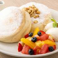 さっぱりした味わいのフルーツは季節によってさまざまに変化。添えられた生クリームとミルクのジェラートとあわせて、ふわふわながらもボリュームたっぷりの『パンケーキ』を楽しめます。