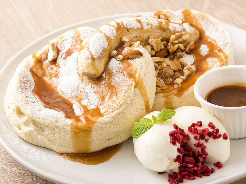 キャラメル＆ナッツソースのふわふわパンケーキ